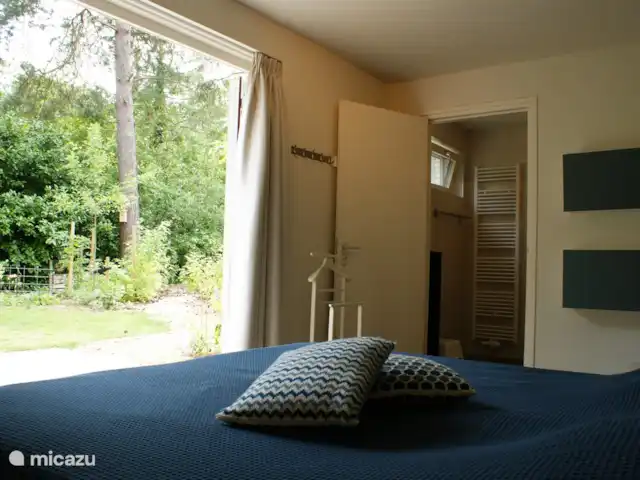 De slaapkamer beneden grenst direct aan de badkamer. Er zijn openslaande deuren naar buiten met apart terras. Wie wil er nu niet wakker worden met uitzicht op groen, zo vanuit je bed.
Een (extra hoog) Aupingbed dat dus naast comfortabel ook goed (handmatig) verstelbaar is.